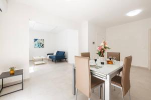 Bright 1Bed with Shared Heated Indoor Pool & Gym