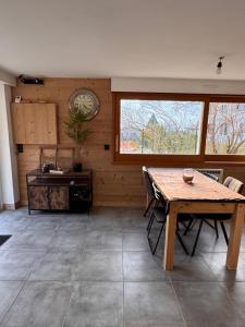 Appartement au calme avec terrasse et jardin vue montagne