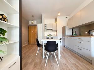 Tarnogaj Modern Apartment by BookingHost