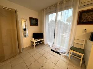 Studio avec Jardin Privé, Piscine, Tennis, Climatisation, calme