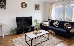 Spacious 3 Bedroom House Sleeps 7 Free Parking