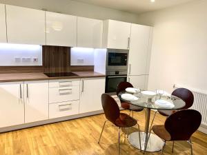 Stylish 2Bedroom,2Bath, Balcony, ExCeL, O2,Parking