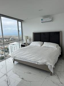 Penthouse by the sea, pool and jacuzzi
