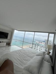 Penthouse by the sea, pool and jacuzzi