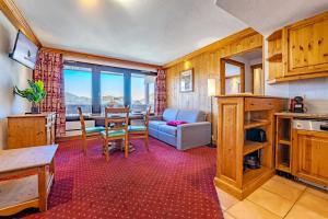 Ski-In Out with Wide Mountain Views