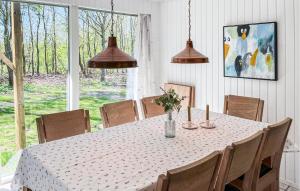 4 Bedroom Beautiful Home In Spøttrup