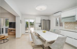3 Bedroom Gorgeous Home In Tribunj