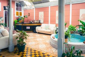 The Nomad Hostel - SJO Airport San Jose 5 min - Private, WiFi & Coffee