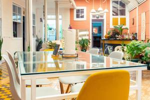 The Nomad Hostel - SJO Airport San Jose 5 min - Private, WiFi & Coffee
