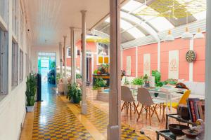 The Nomad Hostel - SJO Airport San Jose 5 min - Private, WiFi & Coffee