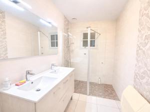 Maison Calme 2 Chambres, Proche Plage et Commerces, Équipée, Animaux Acceptés, 4 Pers. - FR-1-777-3