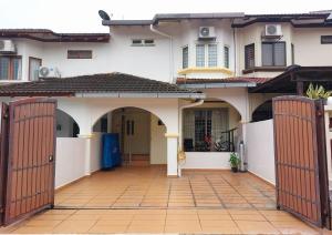 5 min walk to LRT BRT station, Pets friendly, with Baby cot