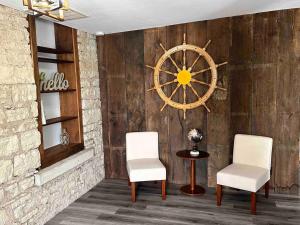 Riverview Villa - Hot Tub Suite (River Rock Inn)