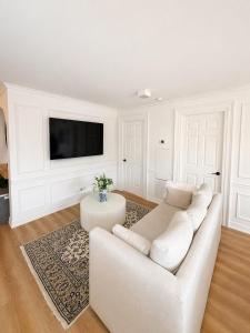 Luxury Condo Near High Park & Subway