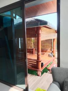 Shania home