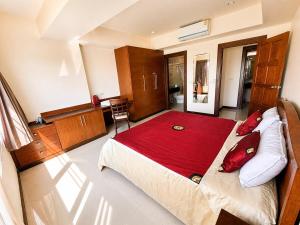 MONTHLY ONLY Bright 1BR Condo with Office, Walk to Beach & 3 Pools