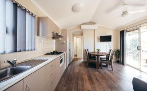 포인트 샘손 The Cove Holiday Village 4성급 호텔 로비