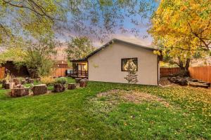 MidCentury - Hot tub, EV Charger, Garden near everything