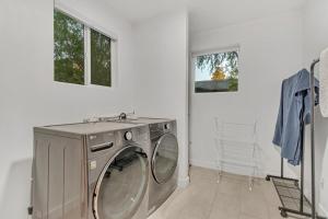 MidCentury - Hot tub, EV Charger, Garden near everything