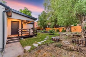 MidCentury - Hot tub, EV Charger, Garden near everything