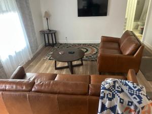 MidCentury - Hot tub, EV Charger, Garden near everything