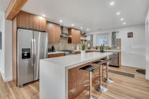MidCentury - Hot tub, EV Charger, Garden near everything