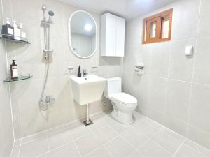 Shinchon Station 4min Walk, 2BR Family Friendly Spacious Stylish