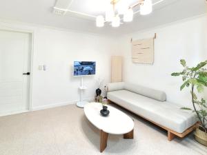 Shinchon Station 4min Walk, 2BR Family Friendly Spacious Stylish