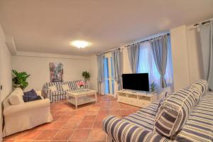 Borgo Belvedere-lake view & shared pool - Happy Rentals