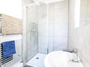Spacious new 2-Bed - Walk to Station - Fast Wi-Fi