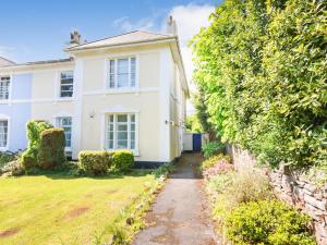 Spacious new 2-Bed - Walk to Station - Fast Wi-Fi