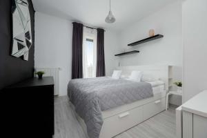 Stylish Apartment Near PGE Narodowy in Warsaw by Noclegi Renters