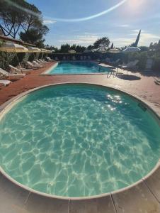 Borgo Pomaia Resort Appartamenti Piscine Ristorante e Sala Convegni