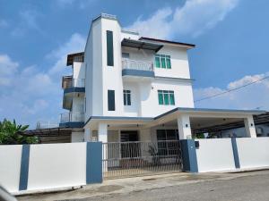 3 Storey Modern Bungalow Villa with Roof Top Near Lean Tower, 2 mins to Town