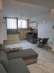 Νektarios - Modern Studio near Port & Center of Piraeus, 2min Bus,Self Check-in