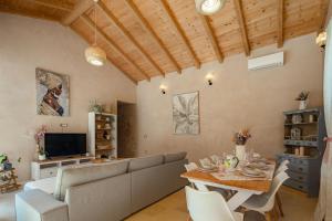 Villa Stonica With Pool - Happy Rentals
