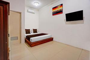 RedDoorz Syariah at Homestay Bougenville near Taman Alun-Alun Kota Lamongan