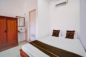 RedDoorz Syariah at Homestay Bougenville near Taman Alun-Alun Kota Lamongan