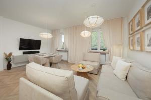 Old Town Apartment with Royal Castle View by Noclegi Renters