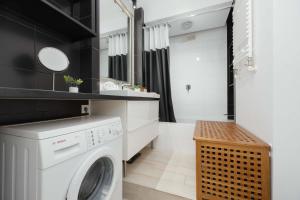 Old Town Apartment with Royal Castle View by Noclegi Renters
