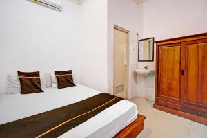 RedDoorz Syariah at Homestay Bougenville near Taman Alun-Alun Kota Lamongan