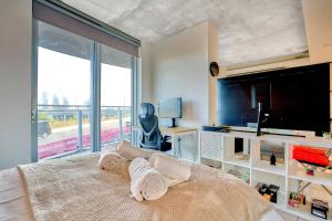 Stylish Modern Studio by ExCeL & Royal Victoria