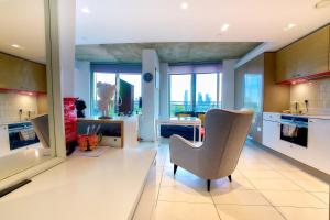 Stylish Modern Studio by ExCeL & Royal Victoria