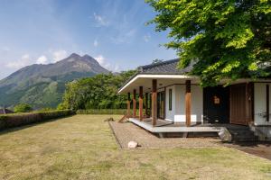 由布岳を望む芝庭と温泉の一棟貸しヴィラ Lento湯布院