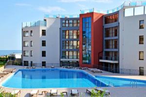 Sun Wave Sea and Pool View