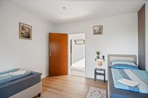 Relax24 - Hochwertiges 2-Schlafzimmer Apartment mit 4 Betten & Balkon