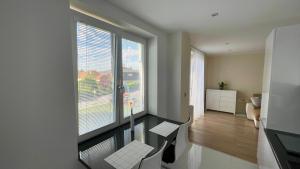 Modern & Sunny City Center Apartment, free parking
