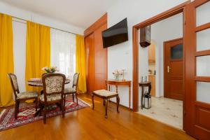 Cozy Studio Near the New Town Square by Noclegi Renters