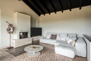 Villa Il Carro by Nicola Real Estate