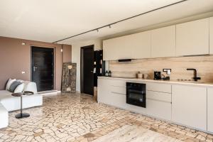 Villa Il Carro by Nicola Real Estate